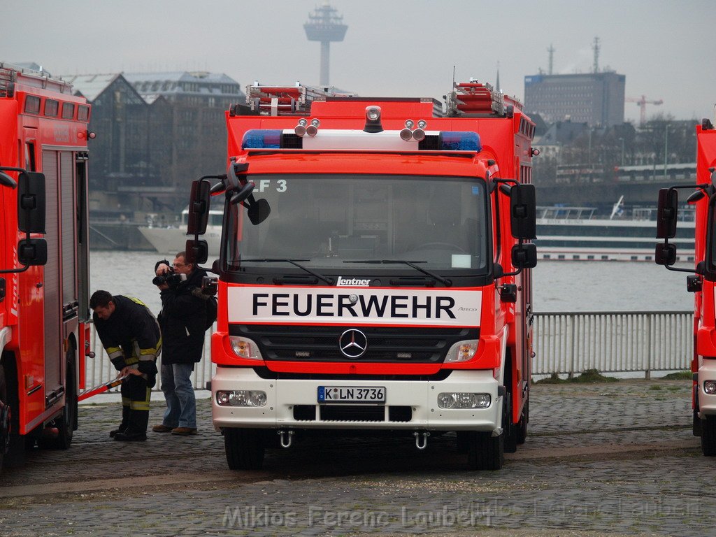 Neue LF`s fuer Koeln Uebergabe in Koeln Deutz an den Wachen  P080.JPG